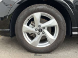 18インチ純正アルミホイール装備 全車両に標準装備の純正アルミホイールは、純正ならではのバランスの良いデザインと、走行安定性をお楽しみ頂けます。