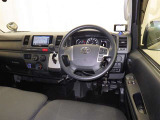 運転の際、常に目にする部分だけにシックで飽きのこないデザインが良いですね。
