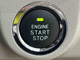 エンジン始動はプッシュスタートで楽々♪電子カードキーを携帯していれば、ブレーキを踏みながらボタンを押すだけで、エンジンの始動がスマートに行えます♪