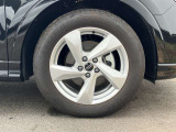 18インチ純正アルミホイール装備 全車両に標準装備の純正アルミホイールは、純正ならではのバランスの良いデザインと、走行安定性をお楽しみ頂けます。