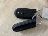 携帯するだけでドア等の施錠・開錠・エンジン始動が可能なスマートキーシステムを装備しております。便利尚のシステムは一度使うと手放せません。セキュリティ面でも安心です。