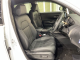 乗降がしやすい運転席。高さが調節できて小柄な女性でもベストポジションをとることができます。電動パワーシート装備。