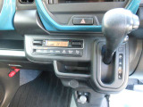 シフトレバーとオートエアコン。エアコンはオートなので、操作も楽々です。