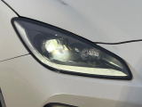 【LEDヘッドライト】悪天候や夜間走行時も良好な視界を確保し安心して運転できる高輝度LEDヘッドライトを装備!点灯速度が早く、消費電力も抑えられています。