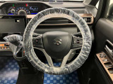 【ハンドル回り】インテリアに合わせたデザインのステアリングは、運転される方のことも考え、運転しやすい形状、大きさです。ぜひ一度、実際に触ってお確かめください。