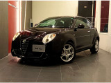 【MiTO 1.4 Turbo Sport EtnaBlack】スポーツスペシャリティモデル8C/4Cとデザイン言語を共有するMiTo。どこか愛嬌のある顔つきは一度見たら忘れられないインパクトを放ちます。