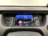 デジタル表示のスピードメーターとタコメーター、燃費やオドメーターなどの表示の他に、ホンダセンシング機能などの表示もできる多機能なマルチインフォメーション・ディスプレイです。