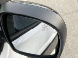 ブラインドスポットモニター付きですので死角に車両がいるとオレンジに光って知らせてくれます。