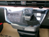 操作しやすいシフトレバーとタッチパネル式エアコンパネルで運転も楽々です。