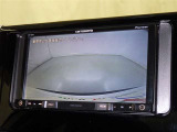 バックモニターも装備しております。バックギアに入れるとナビ画面に車の後方が映し出されます。これで後方確認も安心!