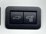 【パワーバックドア】スマートキーや運転席のボタンを押すだけでリアゲートが自動で開閉します!荷物を持っている時や、高い位置にあるバックドアを閉める際に便利な機能です♪