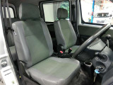 運転席側からの前席ビューです。内装色はグレー系ですので汚れも目立ちにくいです♪