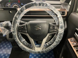 【ハンドル回り】インテリアに合わせたデザインのステアリングは、運転される方のことも考え、運転しやすい形状、大きさです。ぜひ一度、実際に触ってお確かめください。