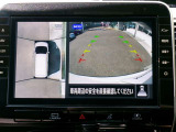 アラウンドビューモニターで車を上空から見下ろしているような映像を映し出します。周囲の状況がひと目でわかります!
