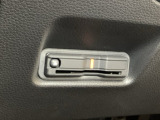 ETCもついています。高速道路の料金所の通過も楽々です。 カードの取り出しもしやすい場所についています。