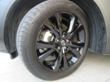 純正アルミホイールを装備しております。
