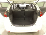ラゲッジも広く使いやすいトランクは、開口部も広く荷物の積み下ろしもしやすいお車となっております。リアシートの背もたれは6:4の割合で分割して可倒できるので、長いお荷物などを載せることもできます。