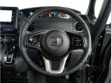 【Honda SENSING】 カメラ等装置で精度の高い検知能力を発揮、安全運転を支援します。ステアリング上のコントローラーに注目!