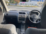 スポーティーな運転席回り