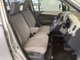 【ベンチシート】運転席と助手席の移動もスムーズ!狭い駐車場での乗り降りや、お子様の乗り降りにも便利です。座席の間にコンソールボックスやドリンクホルダーがないため、車内空間が広く感じます。