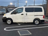 当店は照明・屋根付きスペースございますので雨天時も安心して現車確認が可能です。