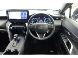 スポーティームード溢れる運転席周りですね。 クイックなドライビングに対応できるよな運転席回りになっています。 ドライブがますます楽しくなりますね!