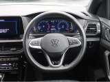 Volkswagen全車共通の上質な本革を使用した手触りのしっとりとしたステアリングです。唯一素肌が触れるハンドルは上位モデルと同じ握り心地になっております。