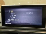 マットブラックにホワイトのLIBERALAのロゴの建物と看板が目印です。