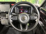 インテリアに合わせたデザインのステアリングは、運転される方のことも考え、運転しやすい形状、大きさです。是非一度、実際に触ってお確かめください。