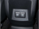 運転席操作部にはUSB端子の挿入口が2個あります。
