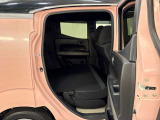 背もたれを倒せばフラットで広い荷室になります