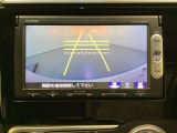 バックでの車庫入れも安心です! リアカメラが付いているバックモニター付のナビを装備しております。操作線もついており距離感も画面から確認できます。