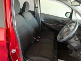 フロントベンチシートが運転席足元もゆったり、広々快適です、助手席へのウォークスルーも楽々可能ですよ☆