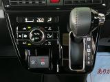 インパネにシフトレバーがございます^^空間を広く使うことができ、ハンドルにも近いため操作性にも優れています☆