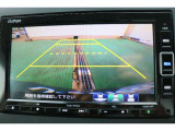 バックカメラを搭載しておりガイドラインも表示されますので車庫入れも安心ですね♪