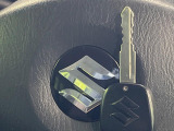 【キーレス】少し離れた場所からでもボタン一つでドアの開錠・施錠ができるのでとっても便利!ドアの鍵穴周りに傷をつけることもありません
