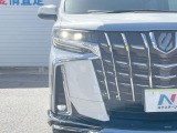 【LEDヘッドライト】悪天候や夜間走行時も良好な視界を確保し安心して運転できる高輝度LEDヘッドライトを装備!点灯速度が早く、消費電力も抑えられています。
