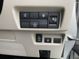 片側電動スライドドアは運転席からも開閉可能です☆アイドリングストップのオフボタン、ハンドルヒータースイッチはこちら