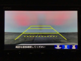 【バックカメラ】運転が苦手な方も車庫入れラクラクです!ギアをリバースに入れれば自動的に切り換わりますので、面倒な操作は不要です♪狭い駐車場もお車を傷つけず安心ですね!