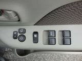 電動格納ドアミラー+全席パワーウィンドウ!運転席はワンタッチ式で、キーオフ後の作動も可能!挟み込み防止機構付で安心です!