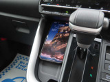 フタをすることでスマホを置けるようになっています。充電ケーブルを下の穴から通せますよ!