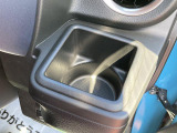 運転席ハンドルの右側にもドリンクホルダーがございます!お飲み物だけではなく、携帯電話なども置けますね♪