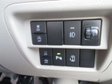 車線逸脱警報装置付きです!フロントカメラによりレーンマーカーを検知し、意図せずに走行車線から逸脱しそうな場合、メーター内のディスプレイ表示とブザーで注意を喚起します。