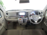 ベージュとグレーを基調としたデザインの運転席です。全体的に大きなキズ無く綺麗です。