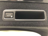 【タッチレスパワーバックドア】LEXUSエンブレムに手をかざすとバックドアが自動で開きます。