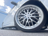 【Aftermarket21インチアルミホイール】外観にマッチしたアルミホイールを装着しております。各種アルミホイールや、スタッドレスタイヤも取扱いしております。是非ご相談ください♪