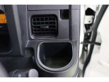 運転席には掘り込み式のドリンクホルダーを備えています。視界を邪魔することなく、手に取りやすい場所にレイアウトされています。