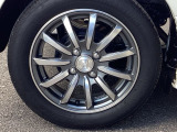 純正アルミホイールです。足元が引き立つので、車全体のイメージがアップしますよ!