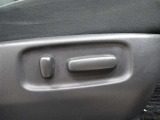 運転席はパワーシートなのでお好みのドライビングポジションに調整可能です♪