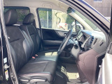 フロントシートはベンチシートです。ベンチシ―トは運転席と助手席の移動もスムーズ!狭い駐車場での乗り降りに便利です。シートの間にコンソールボックスやドリンクホルダーがないため、車内空間も広く感じます